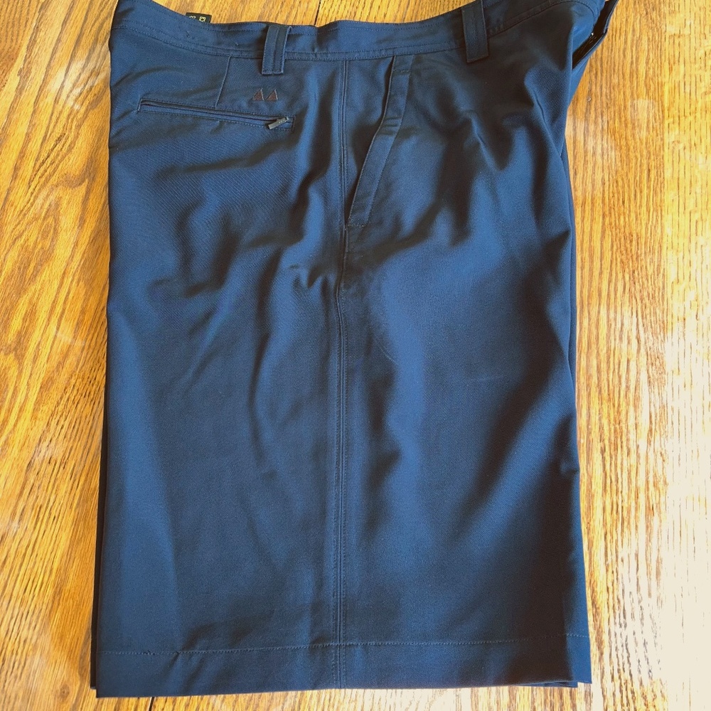 Greg Norman men’s shorts, black, 36W